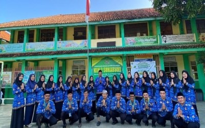 Upacara Memperingati Hari Pendidikan Nasional di MIN 2 Sukabumi
